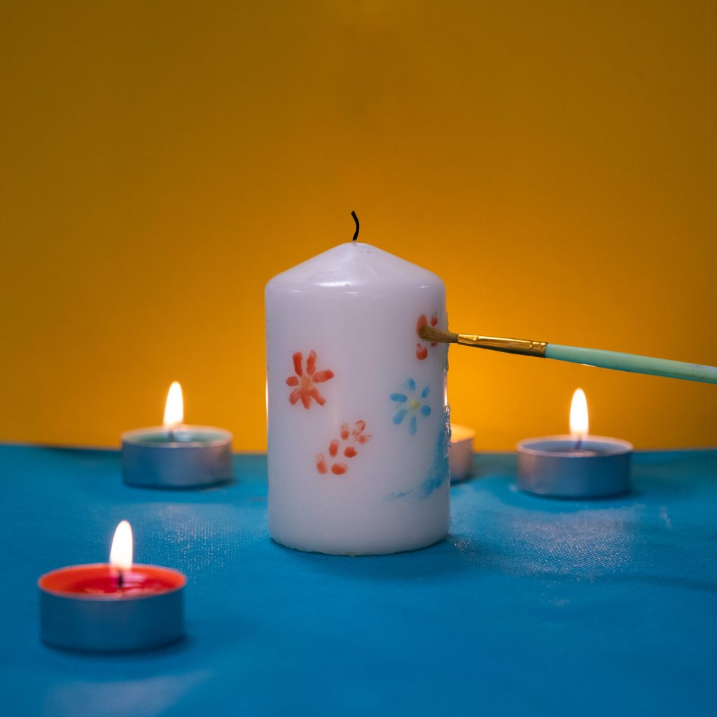 Amigos creando velas navideñas juntas en Valencia